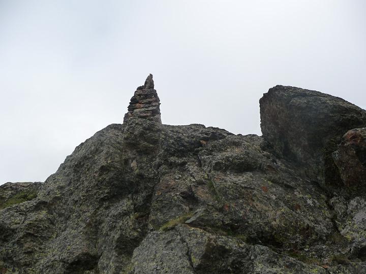 Fourcat2009 003.jpg - Un "Homme de pierre". Gros cairn visible depuis Izourt